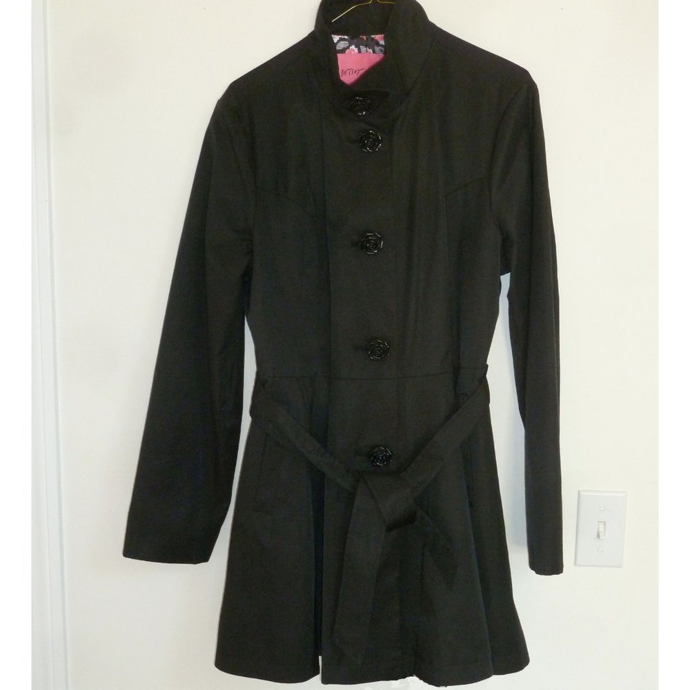 Beautiful rain / spring coat.  Never worn/